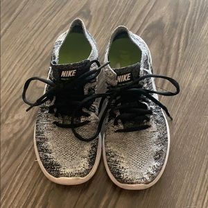 Nike Black/Grey Free Run Flyknit SZ 7 - 880043-003
